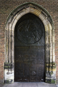 500848 Afbeelding van de door Th. van de Vathorst vervaardigde toegangsdeur van de Domkerk (Domplein) te Utrecht met in ...